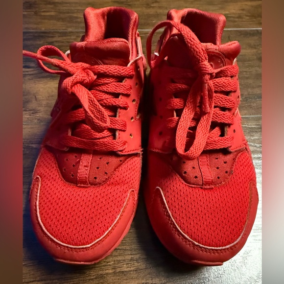 Nike Huarache Run Kids Red Sneakers Youth 4Y Triple Red Like New - Picture 7 of 10